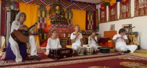 Mantra e Kirtan, una recitazione di mantra in forma musicale